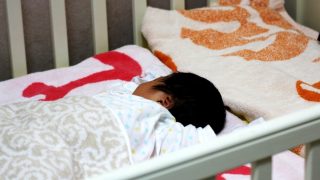赤ちゃんを飛行機で寝かせるベビーベッド バシネットの年齢制限や料金は?予約はいつリクエストする?