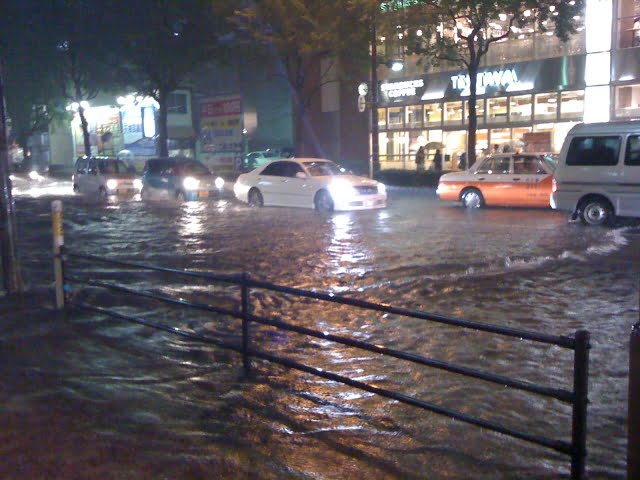 ゲリラ豪雨時の運転で注意点と水没や車が冠水がどこまで来たら脱出すべき