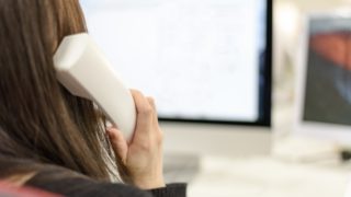 会社で電話に出ない後輩はゆとり世代…どう対応すべき?
