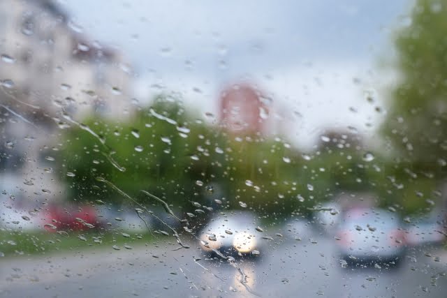 結婚式が雨の場合は折りたたみ傘 色は何でもok ビニール傘でも